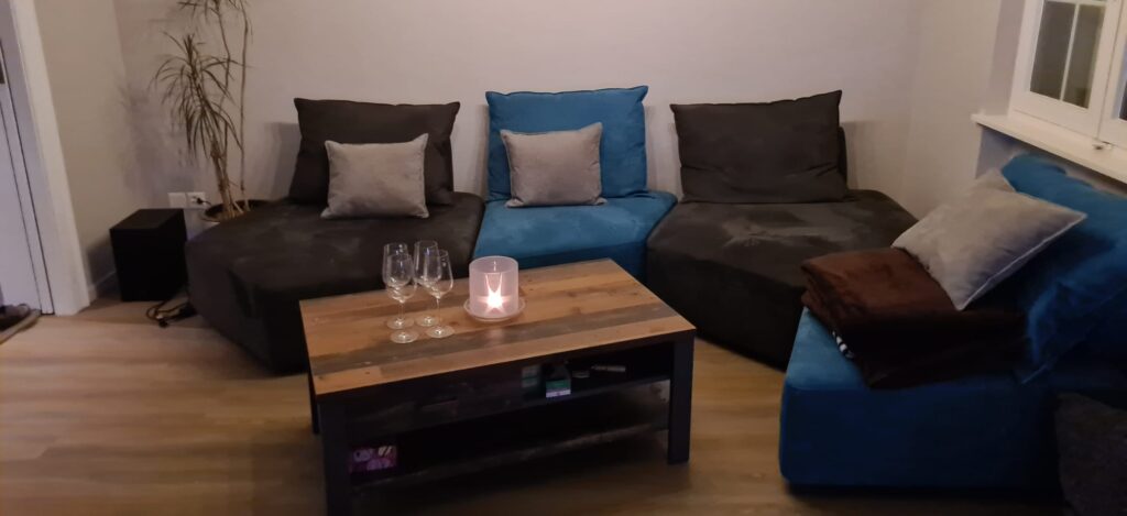 Wohnzimmer mit neuem Sofa